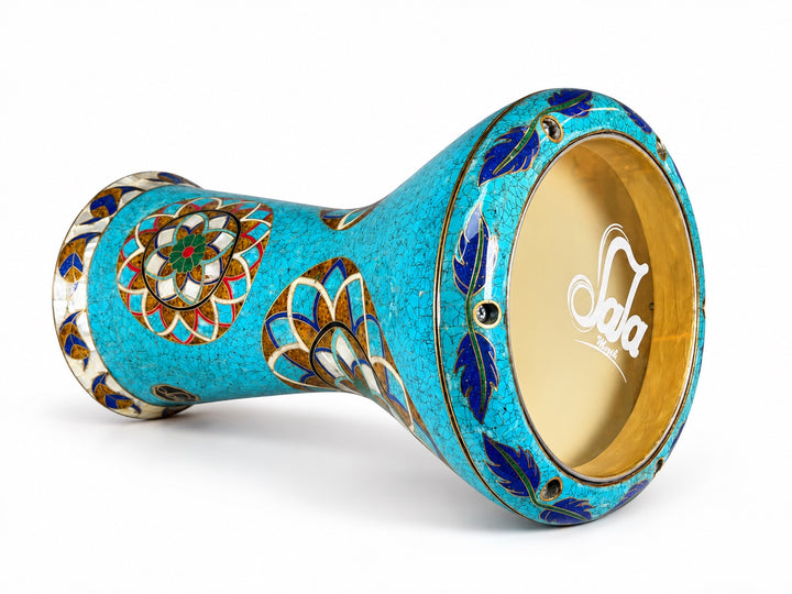 Sala Turquoise Lotus Sombaty داربوکا در کنارش، پوست داربوکا با مارک Sala و موزاییک فیروزه‌ای رنگ و مدالیون‌های گل‌دار چند لایه را نشان می‌دهد.