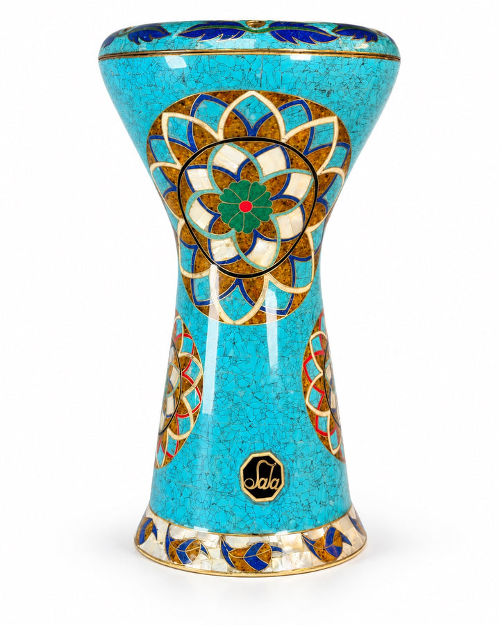 Sala Turquoise Lotus Sombaty داربوکا ایستاده است و موزاییک فیروزه‌ای رنگ و مدالیون‌های گل‌دار را نشان می‌دهد.