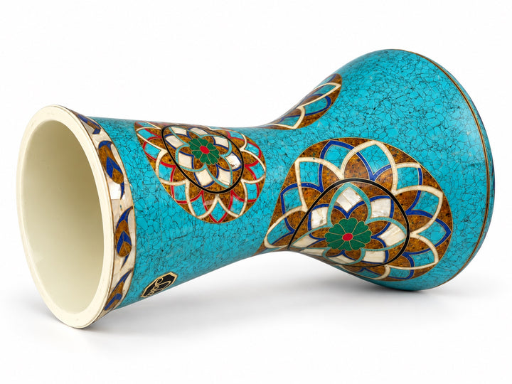 Sala Turquoise Lotus Sombaty داربوکا در کنارش، پایه باز و موزاییک فیروزه‌ای رنگ و مدالیون‌های گل‌دار لایه‌ای را نشان می‌دهد.